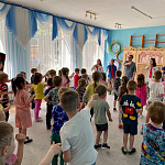 В детском саду города Новомосковска Тульской области сотрудники Госавтоинспекции провели акцию "Яркое детство с ПДД"