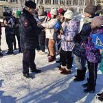 В первый день "Декады дорожной безопасности детей" руководитель ГИБДД Железногорска проверил знание ПДД у детей из поселковой школы