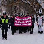 Кировские сотрудники ГИБДД провели практическое занятие «С любовью к ПДД!» с воспитанниками 70 школы по правилам безопасного перехода дороги 