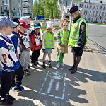 Клинцовские автоинспекторы и ЮИДовцы разместили на дорогах города «Дорожные шпаргалки»