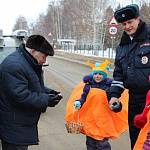 Дорожные полицейские вместе с «бельчатами» раздавали водителям «волшебные орешки» с сюрпризом