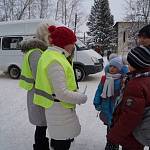 Школьный патруль помогает безопасно перейти дорогу